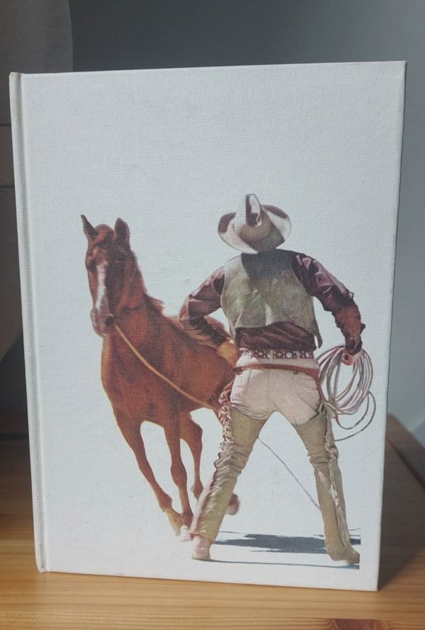 reliure illustrée par une photographie d'un cowboy et d'un cheval